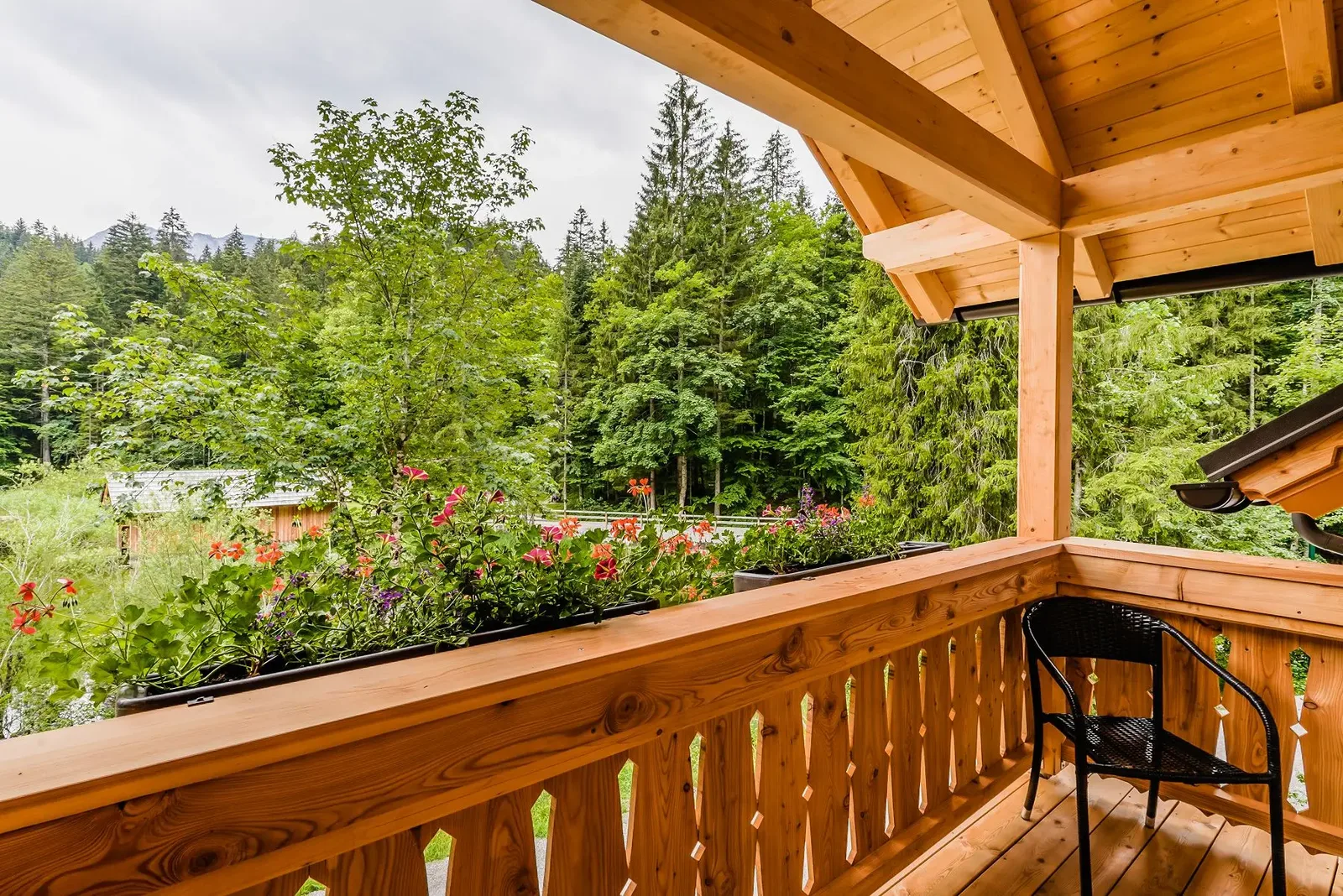 Terrasse und Garten am Toplitzsee