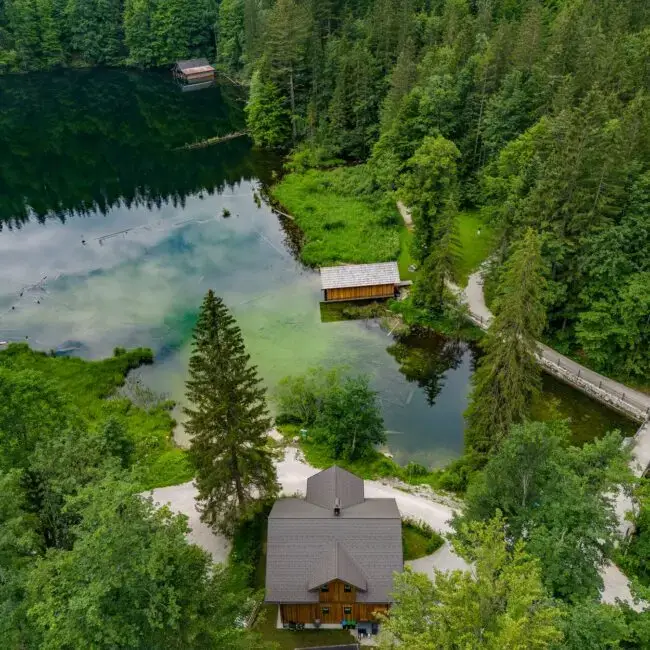 Blick auf den Grundlsee im Sommer mit Bergen im Hintergrund